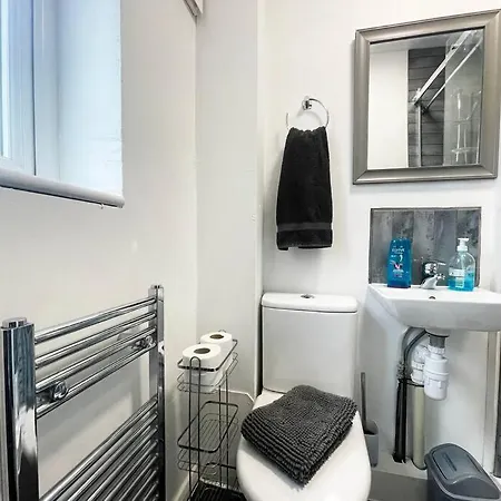 Cheam Village Self Contained Flat & Studio Exterior photo