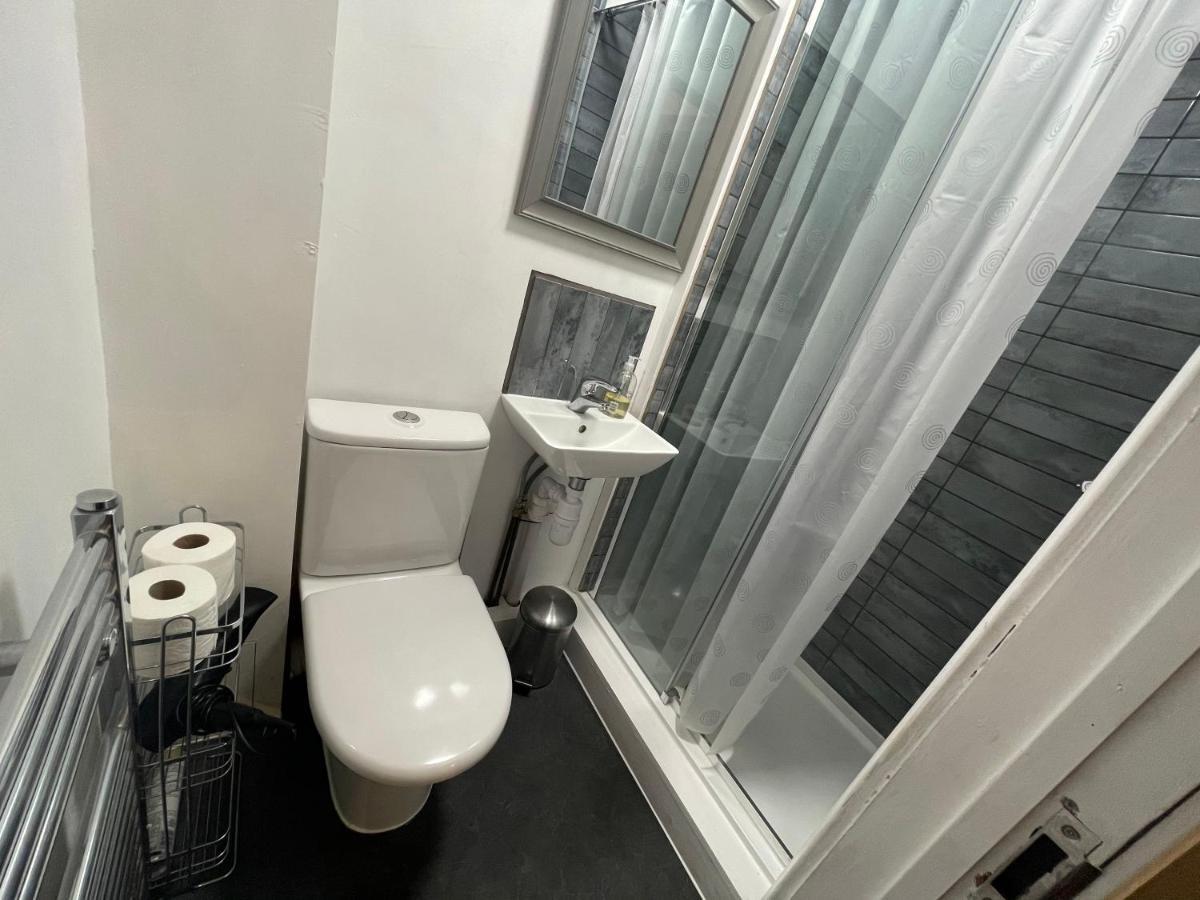 Village Self Contained Flat & * Cheam