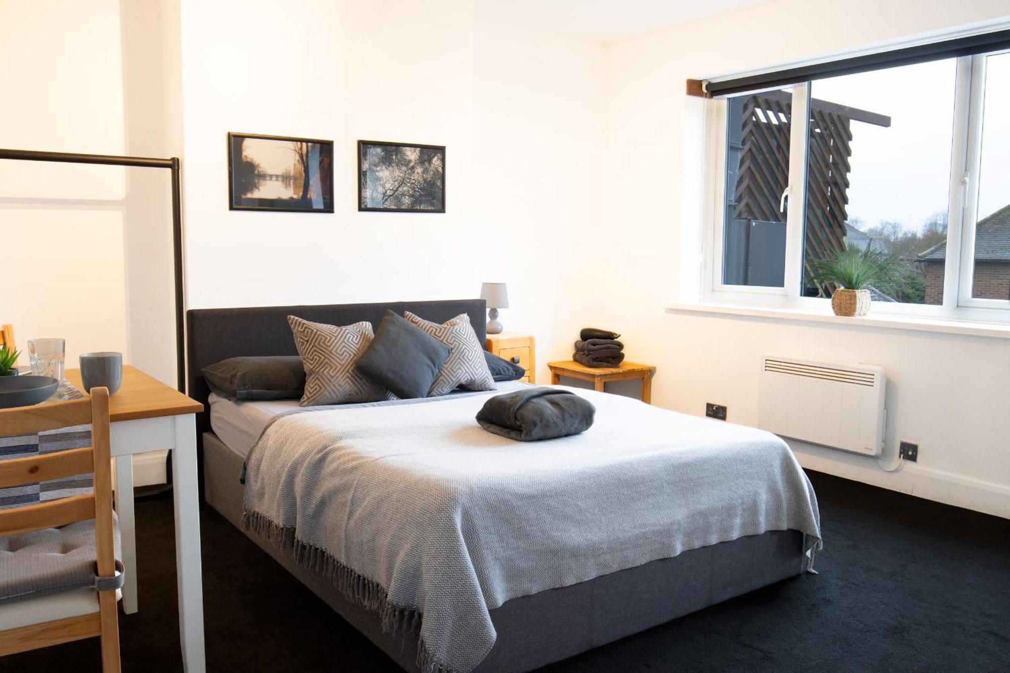 Village Self Contained Flat & * Cheam
