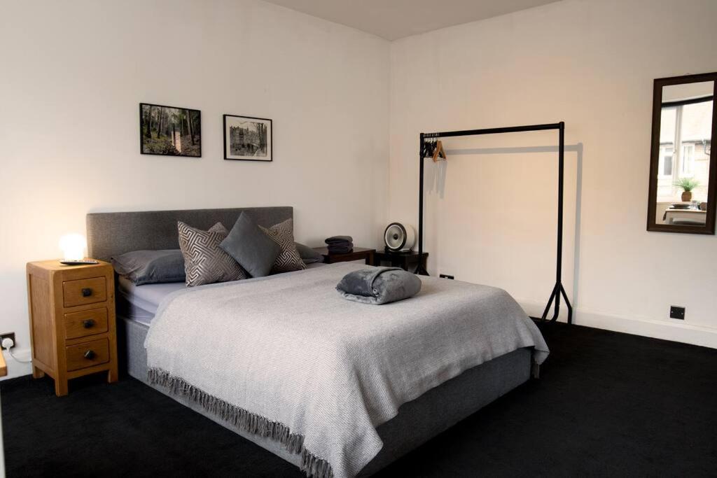 Village Self Contained Flat & * Cheam